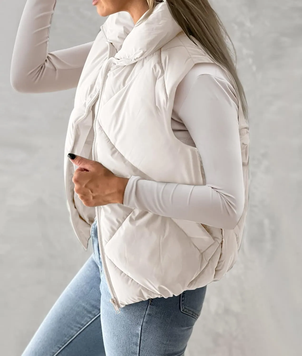 Newffr Women's Quilted Puffer Vest Sleeveless Lightweight Zip Up Jacket Winter Warm Coat Outerwear