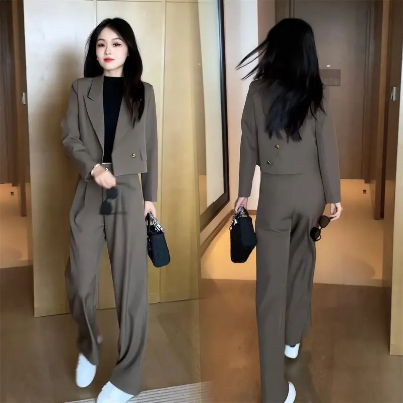 Women's fashionable two-piece suit! 👚